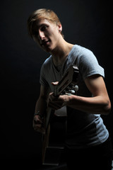 lowkey gitarre musiker
