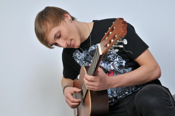 junge mit gitarre musizierend
