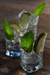 alcoholic drink with lime , ice  and peppermint