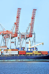 Obraz premium Cargo crane and ship