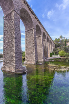 Pont-aqueduc de Galas vu des bords de la Sorgue, Vaucluse, France 