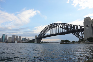 Naklejka premium Sydney harbour and bridge in evening light