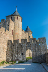Fototapeta na wymiar Cité Médiévale de Carcassonne, tours et remparts