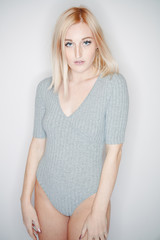 Junge blonde Frau