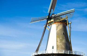 Holländische Windmühle vor blauem Himmel