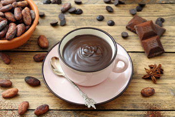 tazza di cioccolata calda fondente su tavolo rustico - obrazy, fototapety, plakaty