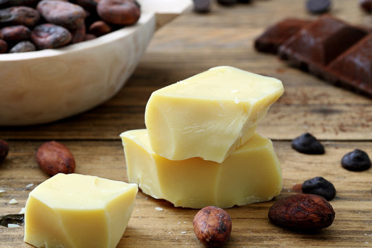 burro di cacao su tavolo legno rustico