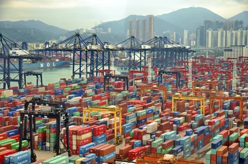 Foto op Plexiglas China HONG KONG-MAY13: Containers in de commerciële haven van Hong Kong op 03 mei 2013 in Hong Kong, China. Hong Kong is een van de vele hubhavens die gedurende het jaar meer dan 240 miljoen ton vracht vervoeren.