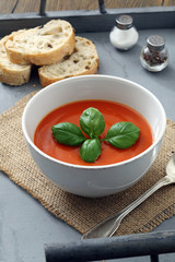 zuppa crema di pomodoro colore rosso