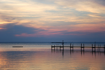Obraz premium Widok na wybrzeże o zachodzie słońca