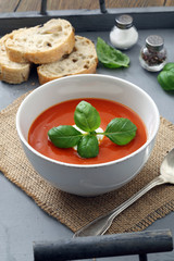 zuppa crema di pomodoro colore rosso