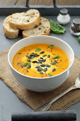 zuppa crema di zucca gialla con semi e formaggio 