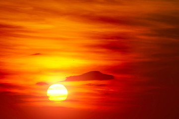 Obraz premium Jasny czerwony wschód słońca