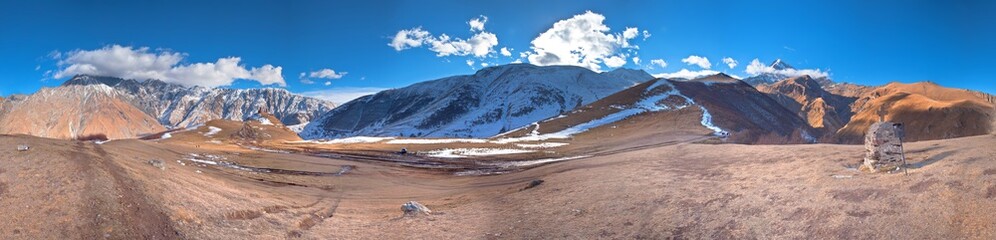 Kaukaz - Gruzja w zimowej szacie. Caucassus mountains in Georgia. © rogozinski