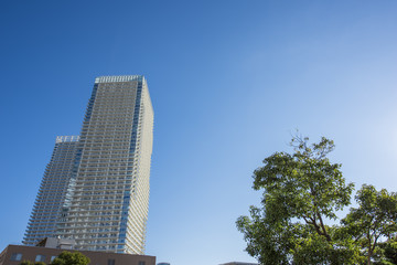 Obraz premium 高層マンションと青空