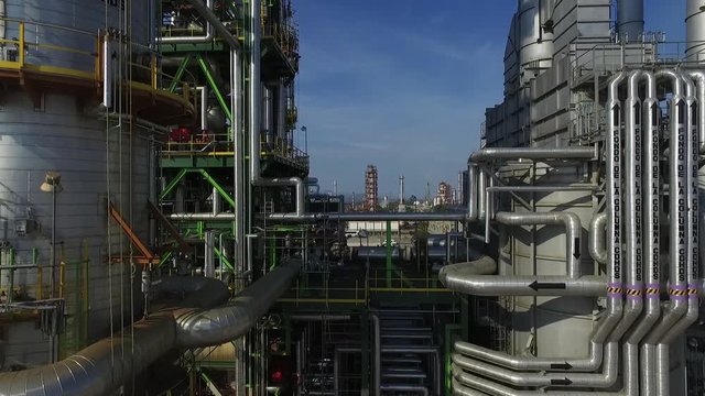 Flying between towers/ Volando entre torres