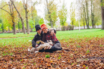 Fototapeta premium couple walking a dog park