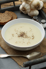 zuppa crema di aglio sfondo tavolo di cucina rustico
