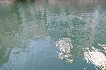 水面に反射した街並み