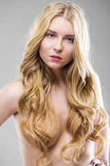 Naklejka premium Close up blonde woman