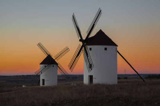 Paisaje con molinos de viento al atardecer