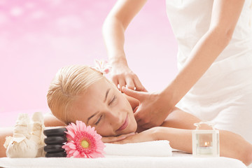 Obraz na płótnie Canvas Young attractive woman getting massaging treatment 