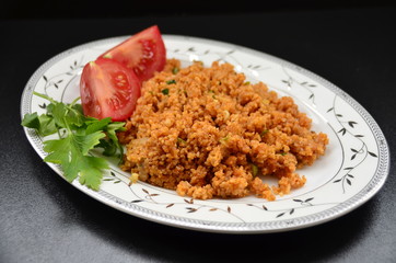 Servis tabağında salata,kısır