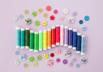 Buntes Garn zum Naehen