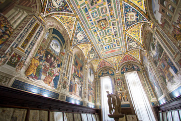 Fototapeta na wymiar Interior of Siena Cathedral in Tuscany, Italy