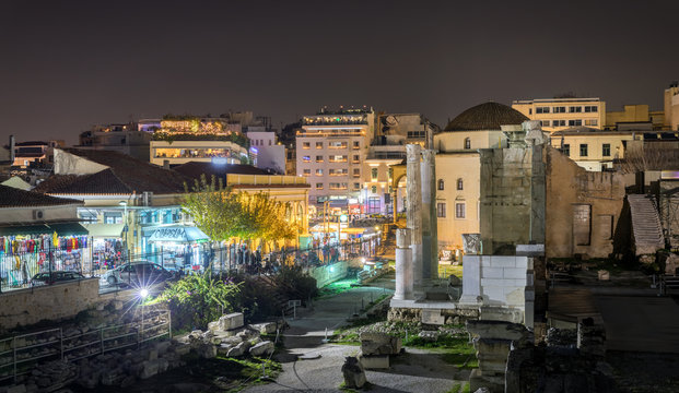 Die Bibliothek von Hadrian bei Monastiraki in Athen, Griechenland, bei Nacht