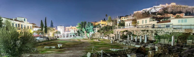 Poster Panorama vom Antiken Römischen Markt bis zur Akropolis in Athen bei Nacht © moofushi