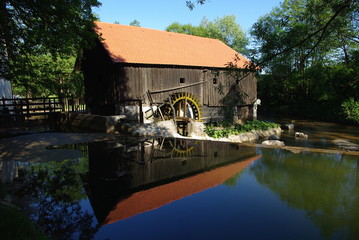 Fototapeta na wymiar water mill