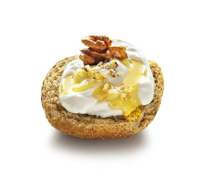 ntakos with yogurt, nuts and honey