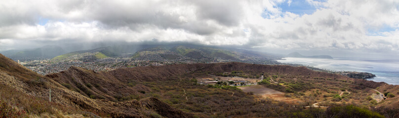 Fototapeta na wymiar Blick über den Diamond Head Crater bei Honolulu auf die Südküste von Oahu, Hawaii, USA.