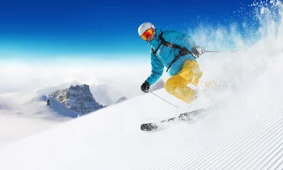 Vlies Fototapete Wintersport Skifahrer auf der Piste, die bergab läuft