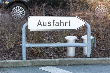 Ausfahrt Schild im Gegenlicht