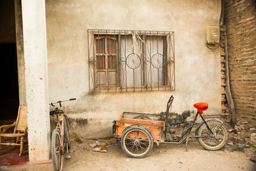 Fototapeta na wymiar Bicycle in Front of House