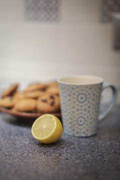 Натюрморт с чашкой, печеньем и лимоном 