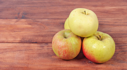 Fresh green apples on a wooden surface