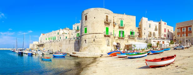 Papier Peint photo Lavable Ville sur leau Bateaux de pêche dans le petit port Giovinazzo près de Bari, Pouilles, Italie