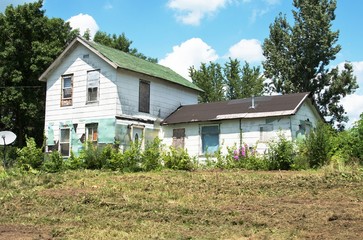 Fototapeta na wymiar Abandoned Farmhouse
