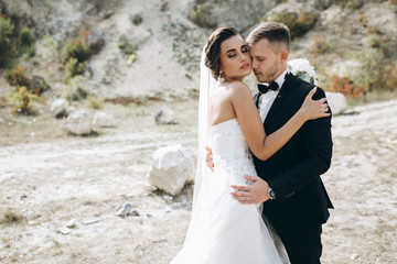 Naklejka premium Stylish wedding couple posing outdoor