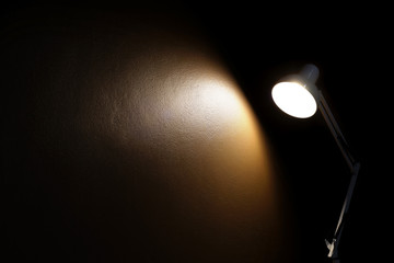 Fototapeta na wymiar light from the lamp on the wall