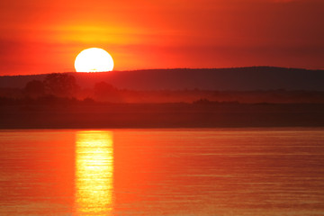 Coucher de soleil spectaculaire sur la rivière Tsiribihina