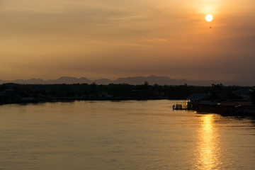 Naklejka premium Beautiful sunset river