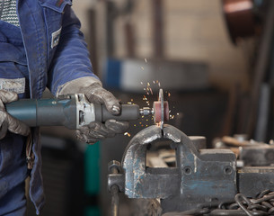 Handwerker arbeitet an einem Schraubstock.jpg