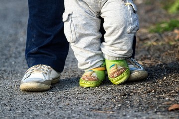 Happy feet - parent and child on the walk - obrazy, fototapety, plakaty