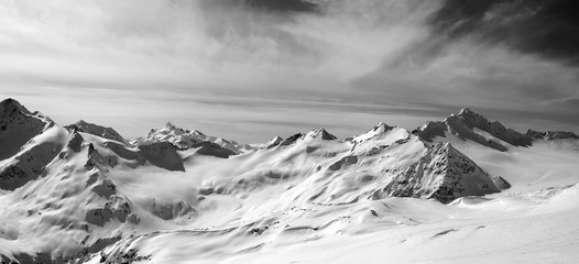 Czarno-biała panorama gór Kaukazu w śniegu zima ev - 132923179