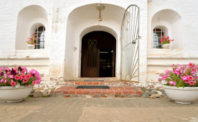 Fototapeta na wymiar Entrance to the church market in Saviour Priluki Monastery.