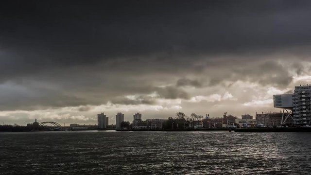 Donkere wolken boven Rotterdam en de rivier in Timelapse